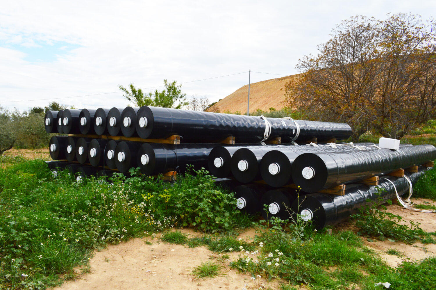 Acopio de lámina Pead listo para su instalación en Balsa Férez