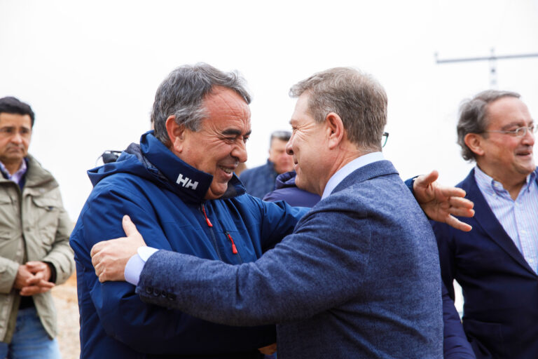 Abrazo Antonio Montoya y Page en la inauguración de Nava de Arriba