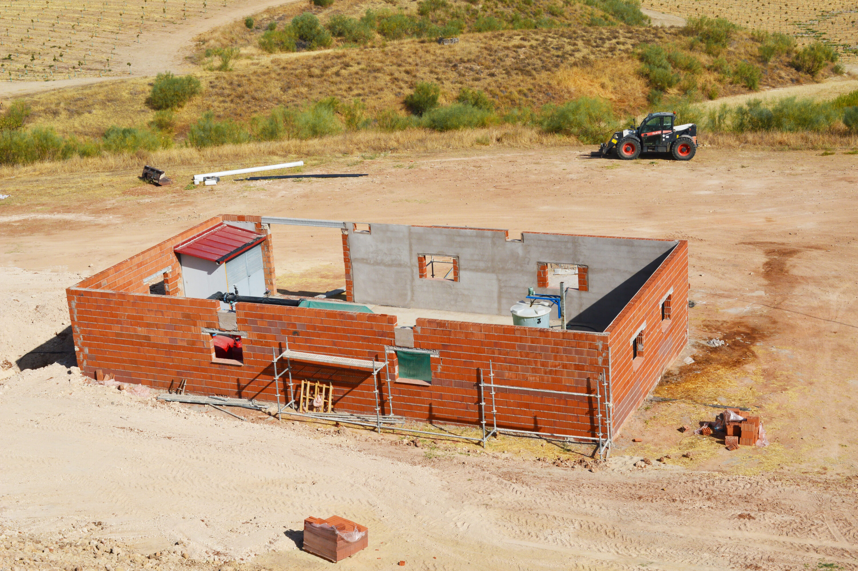 Avance obra caseta filtración y fertilización