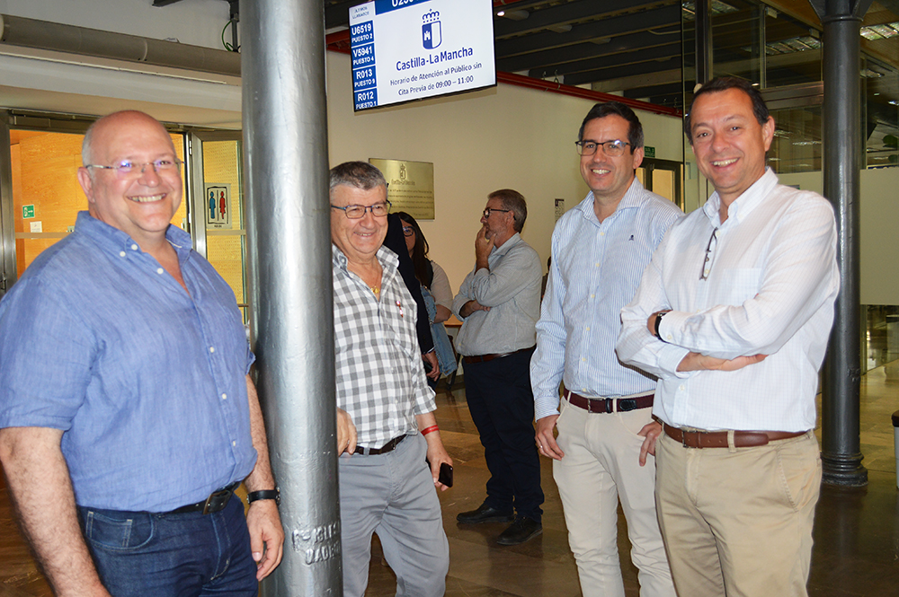 Técnicos en el acto de creación de la plataforma