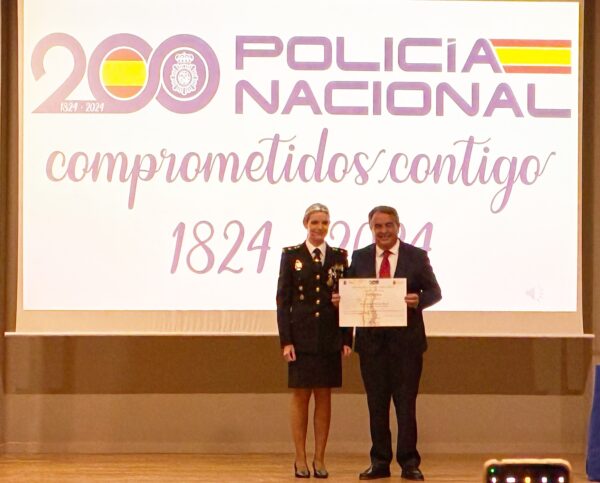 Entrega diploma colaboración Policía Nacional a Antonio Montoya