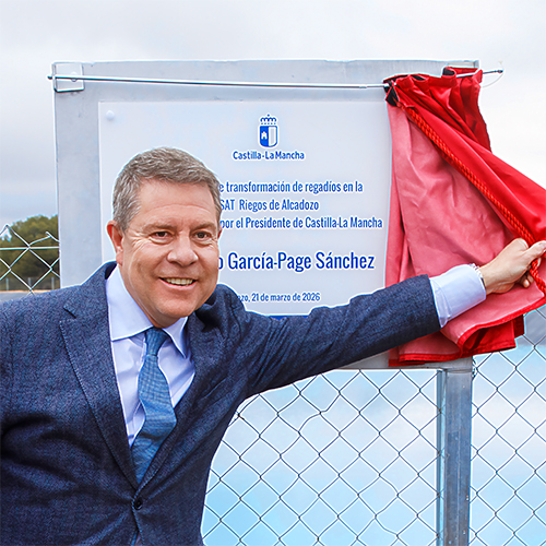 Page descubre placa de Regadíos en Alcadozo